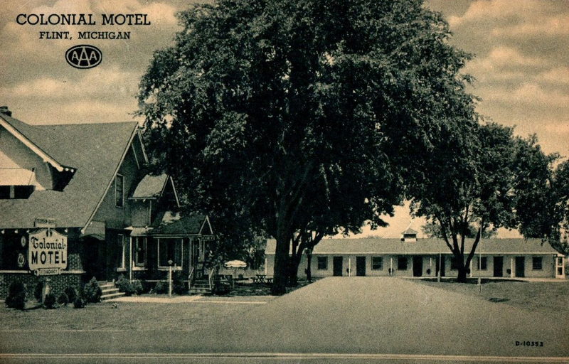 Colonial Motel - Postcard